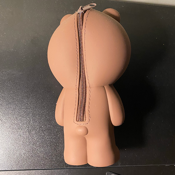 This is my pencil bag. I utilize the sound of pulling the zipper of the pencil bag as my audio. (The difference between this and a clothes zipper is that this sound is a little thicker)